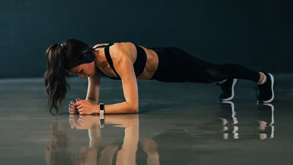 Image-of-a-woman-doing-plank-muscle-training.