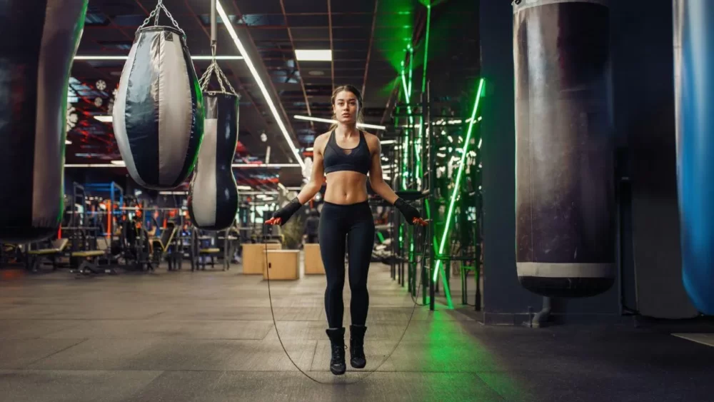 Image-of-a-woman-jumping-rope-in-a-gym.