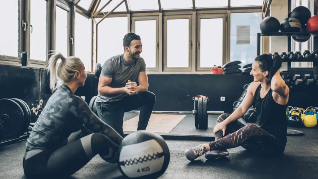 Image-of-talking-with-friends-at-the-gym