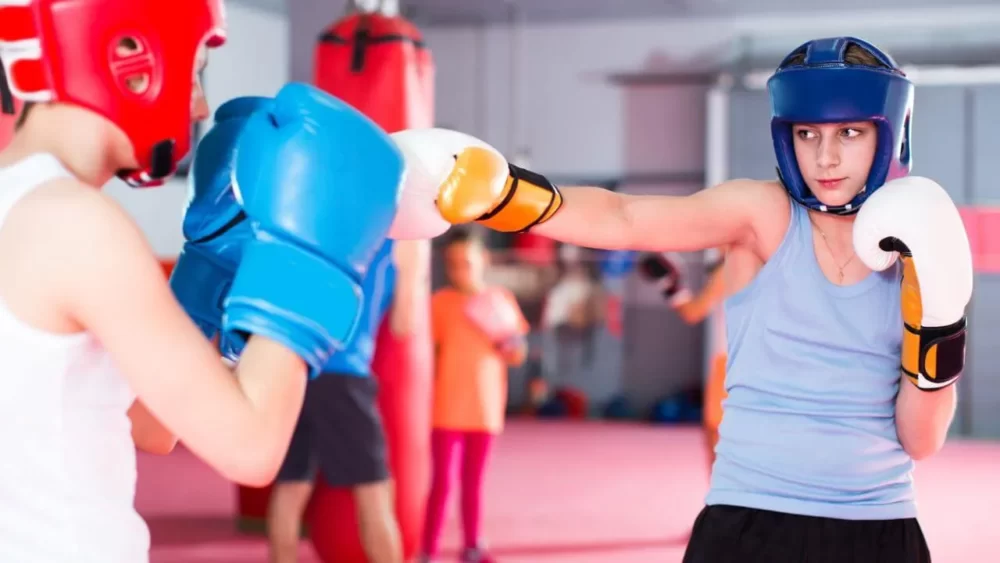 Image-of-a-woman-practicing-a-one-two-in-sparring