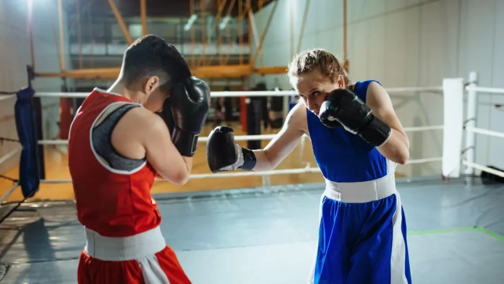 Image-of-a-woman-trying-to-hit-an-overhand-punch-in-sparring