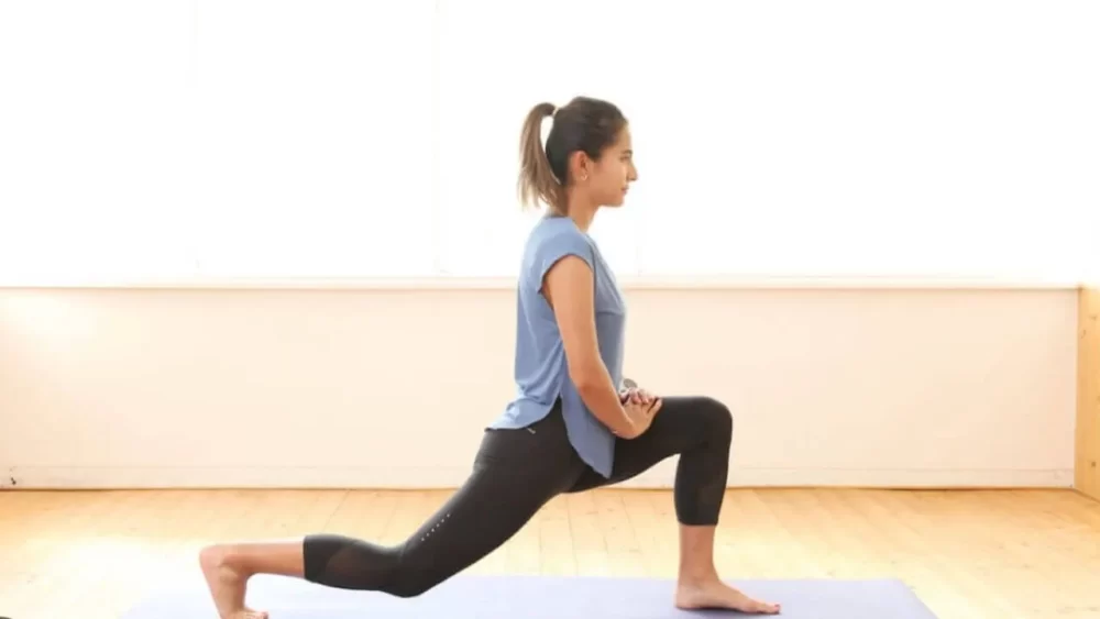 Image-of-a-woman-doing-a-lunge