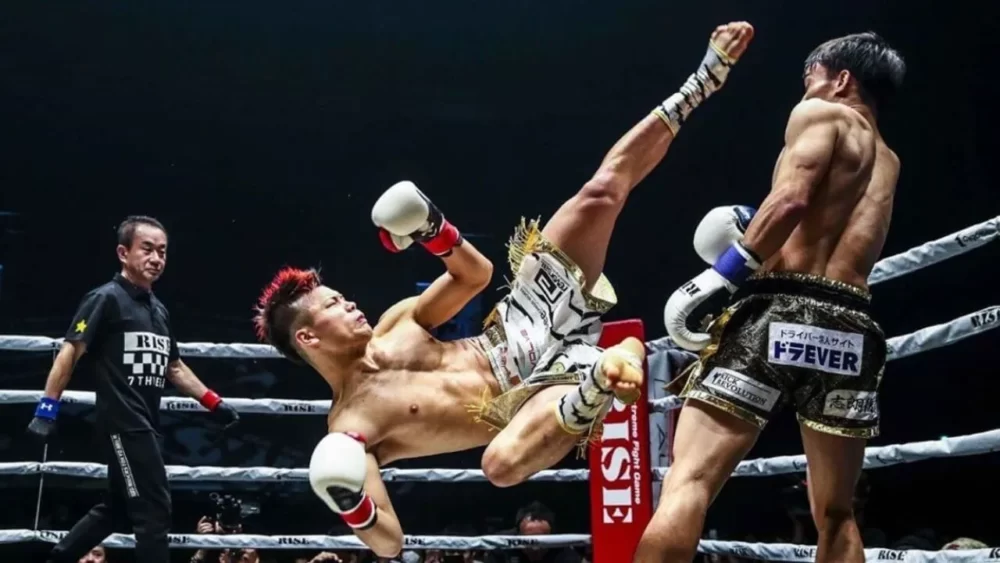 Image-of-Nasukawa-Tenshin-doing-a-spinning-torso-kick-to-an-opponent-in-a-kickboxing-match