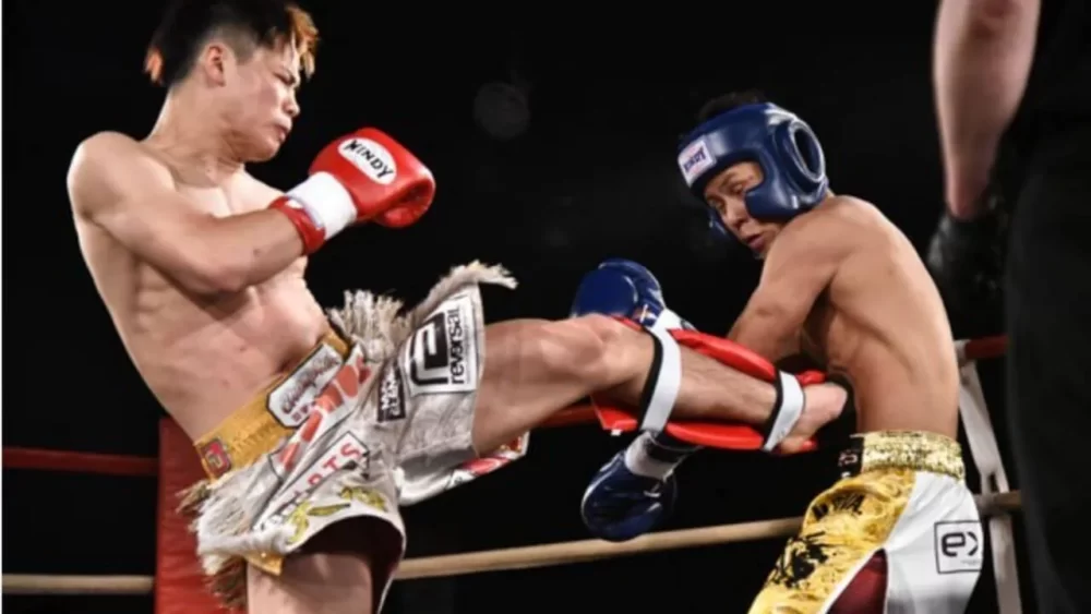 Image-of-Tenshin-Nasukawa-doing-a-crescent-kick-in-a-kickboxing-match