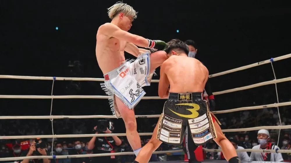 Image-of-Tenshin-Nasukawa-doing-an-Axel-kick-in-a-kickboxing-match