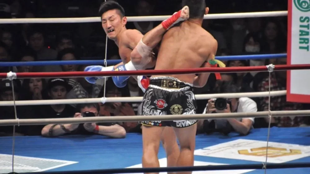 Image-of-Hideaki-Yamazaki-doing-a-hanging-kick-in-a-martial-arts-match