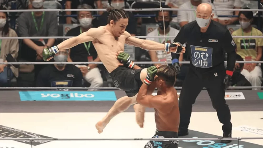 Image-of-Yaji-doing-a-flying-knee-kick-in-a-match